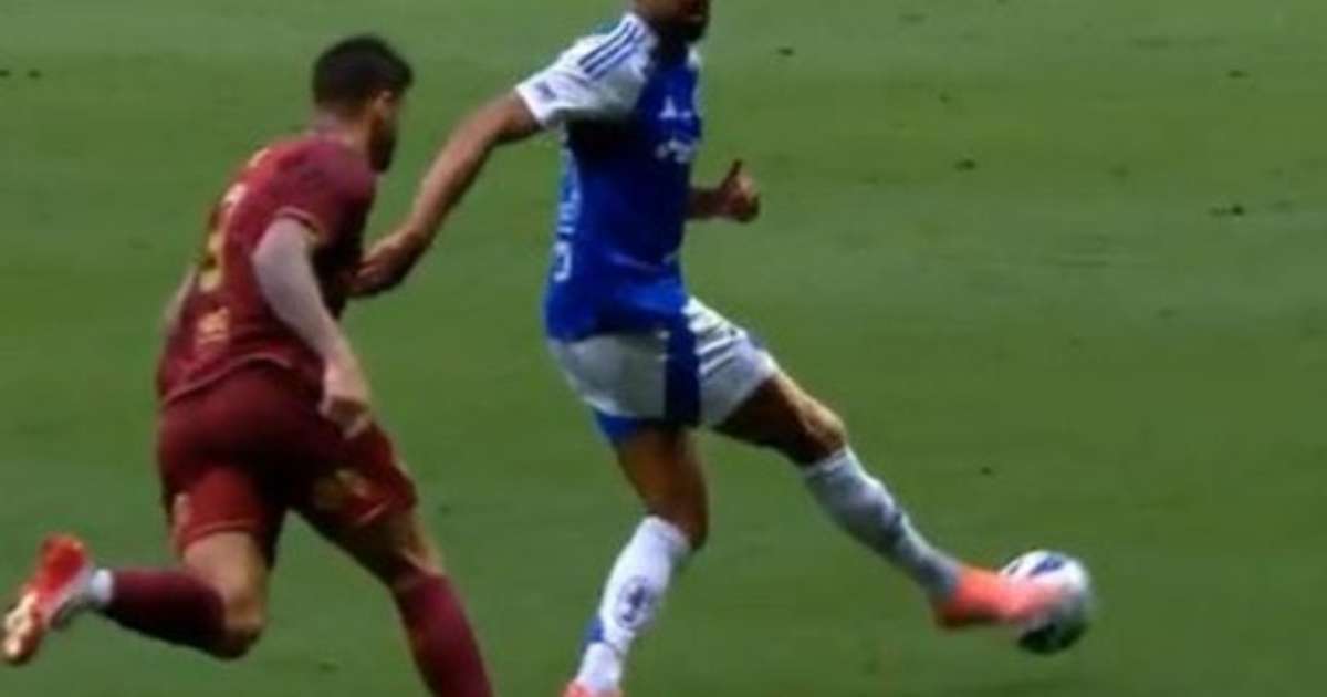 Imitação de Ronaldinho por Fabrício Bruno se torna viral durante jogo do Cruzeiro