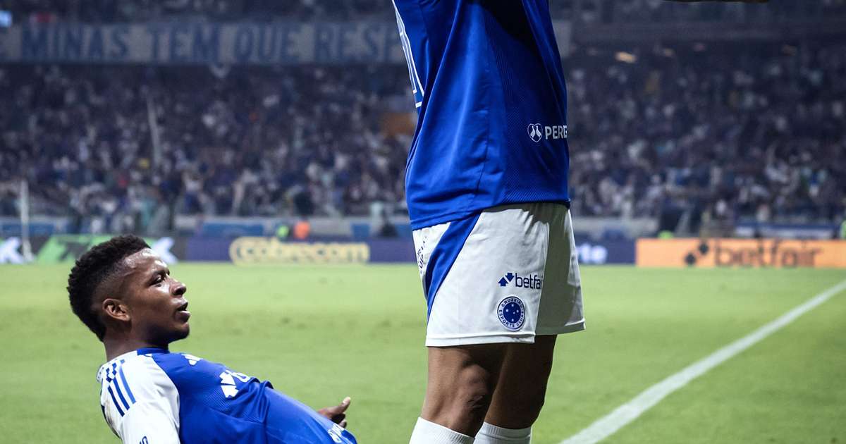 Cruzeiro garante vaga direta na Libertadores com atropelo sobre o Corinthians.