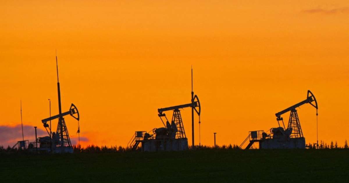 Petróleo sobe mais de 1% com tensões geopolíticas e manutenção da produção pela Opep