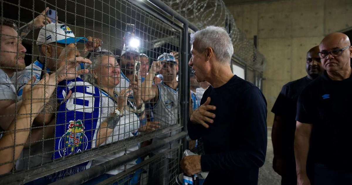 Torcida do Grêmio recebe Luís Castro com festa calorosa no estádio.