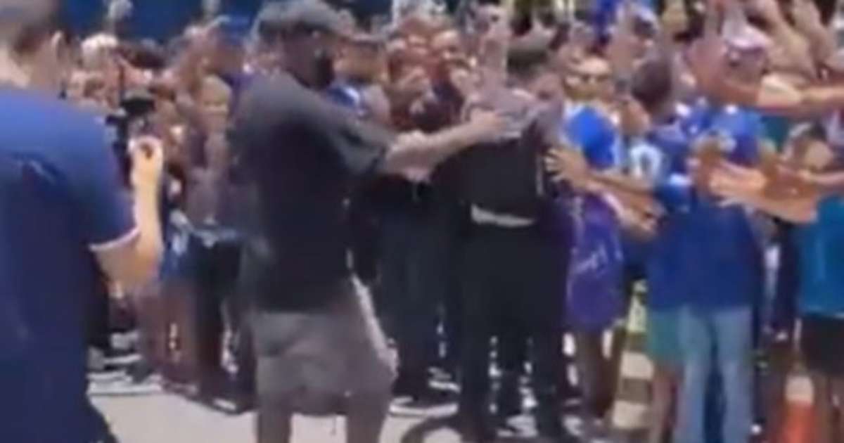 Chegada de Gerson na Toca da Raposa é marcada por festa de torcedores