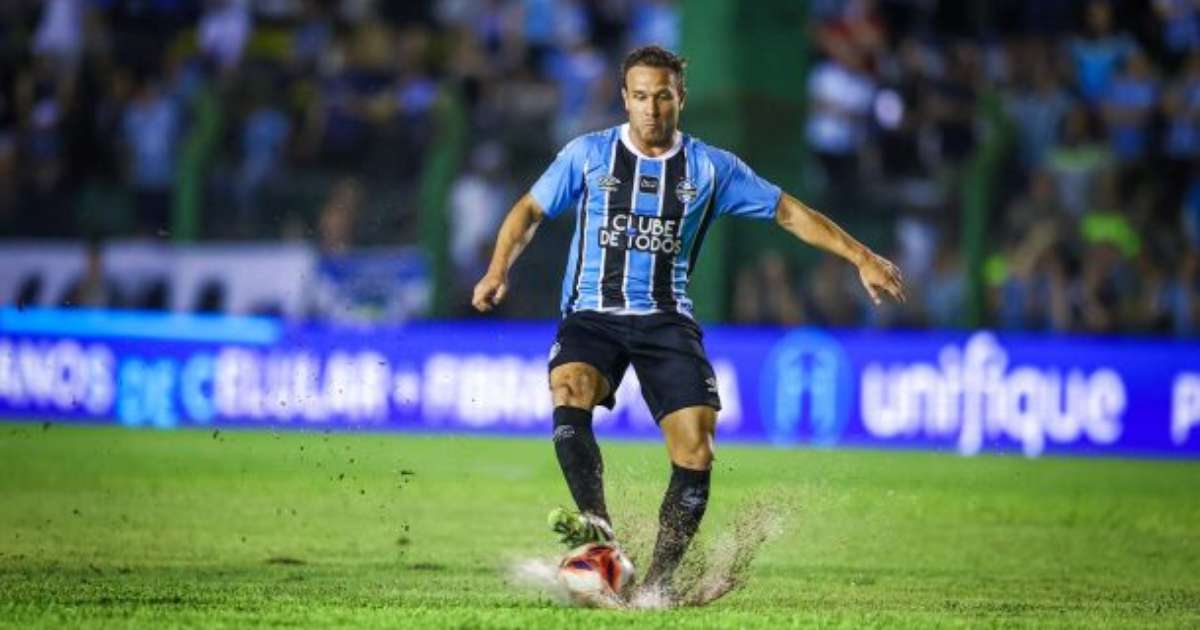 Arthur marca gol em retorno ao Grêmio e elogia equipe.