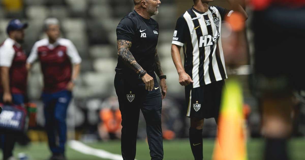 Sampaoli cita falta de diálogo com Hulk e pressiona Atlético por definição imediata do elenco