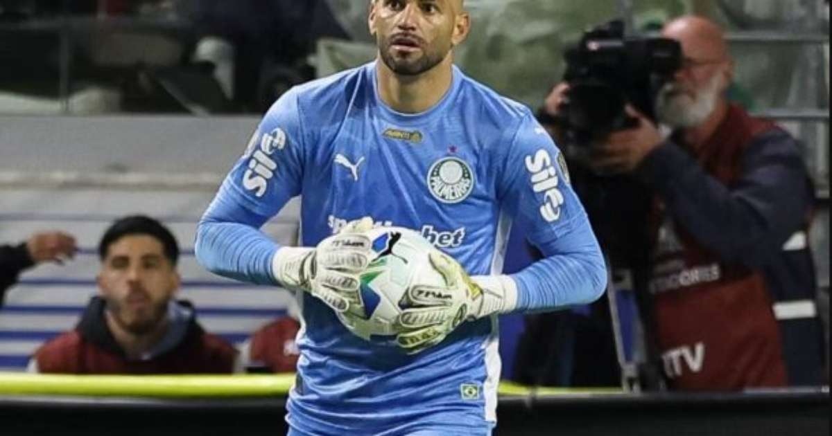 Weverton chega a Porto Alegre para fechar contrato com o Grêmio.