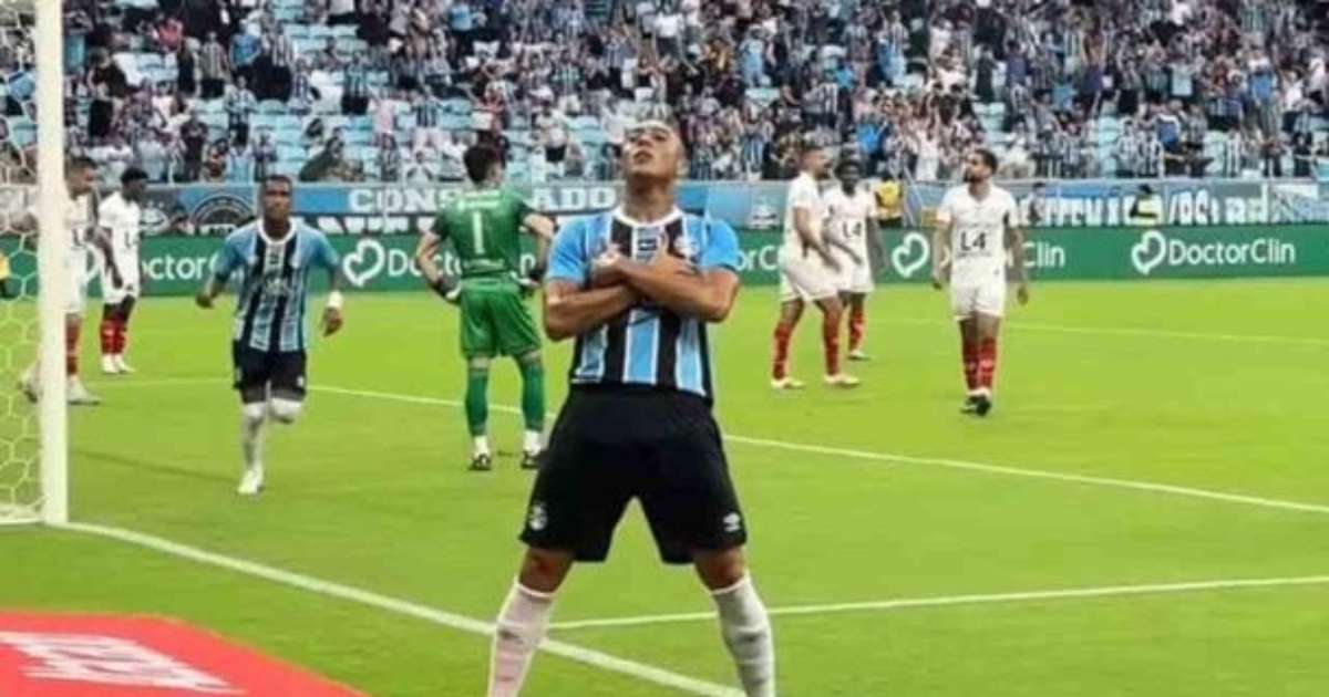 Grêmio goleia São Luiz com show de Carlos Vinícius