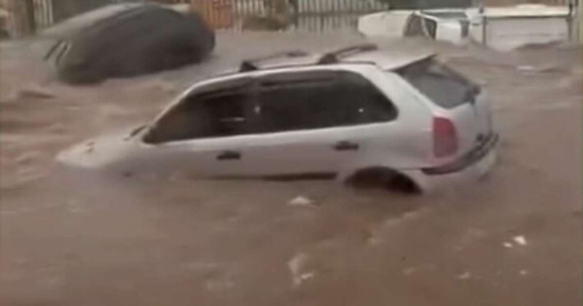 Bombeiros de SP retomam buscas por casal de idosos que estava em carro levado por enxurrada