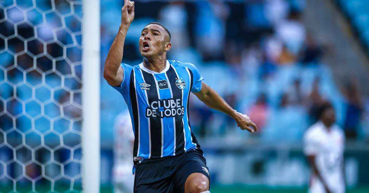 Show de Carlos Vinicius impulsiona Grêmio em vitória arrasadora na Arena.