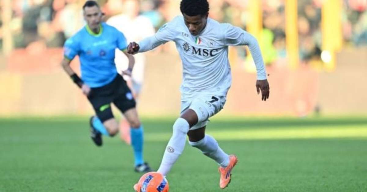 Napoli confirma cirurgia de David Neres