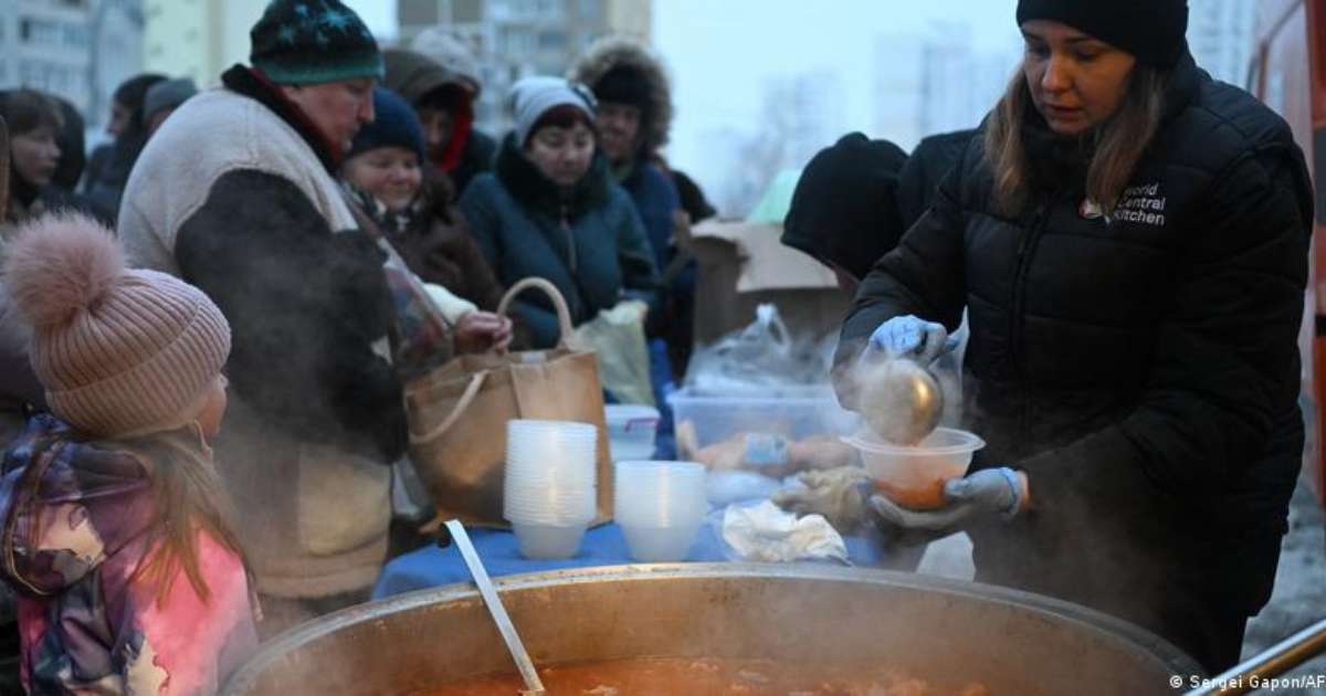 Ucranianos recorrem a improviso e solidariedade em Kiev para suportar frio extremo após ataques russos