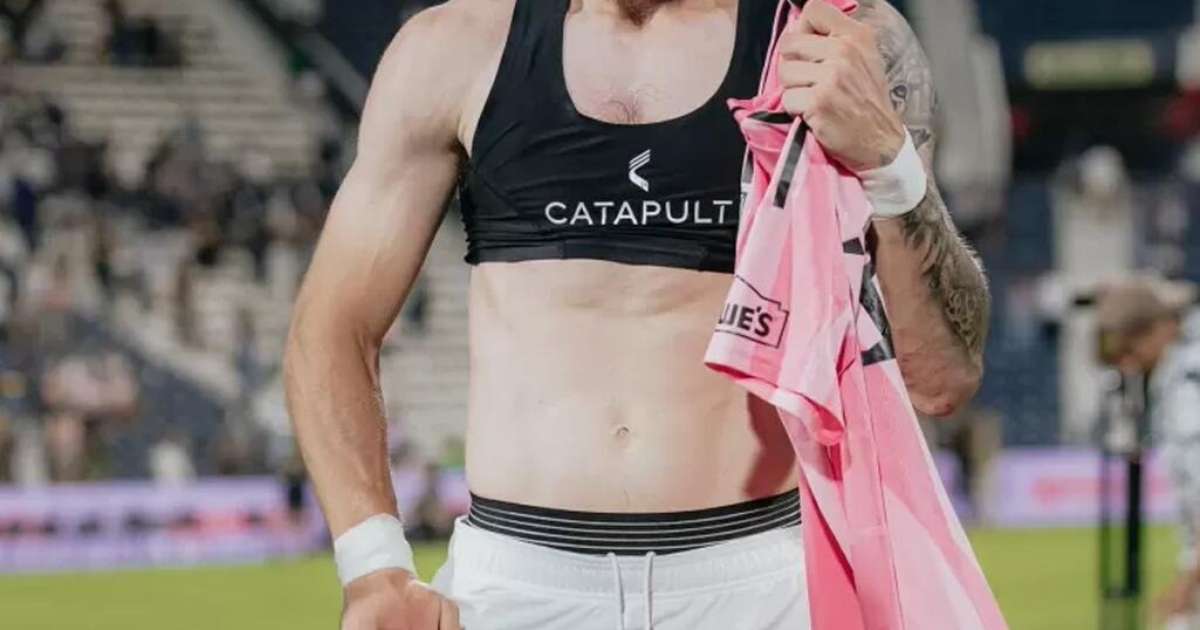 Jogador do Alianza Lima se emociona ao trocar camisa com Messi após amistoso