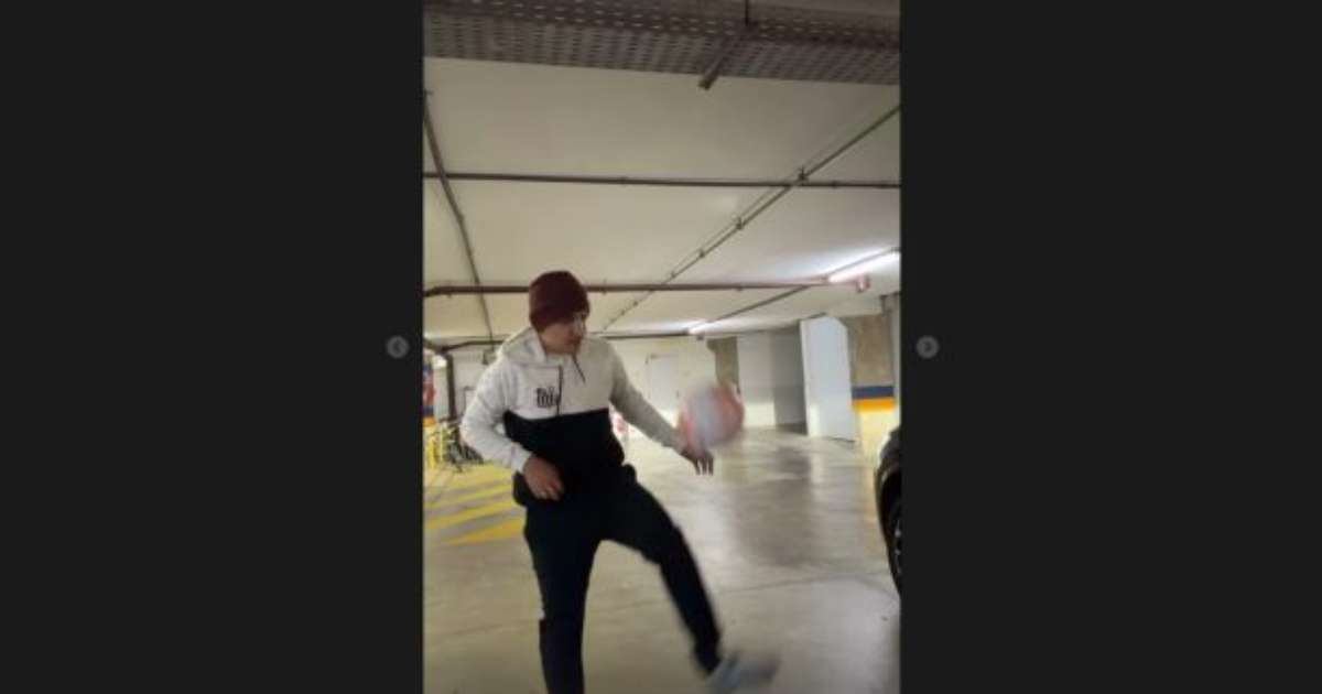 João Gomes brilha após show na Supercopa com embaixadinhas e casaco do Santos