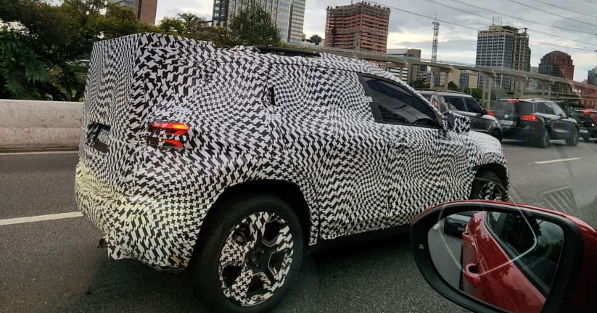 Jeep Avenger 2026 é flagrado em testes no Brasil e chega em breve