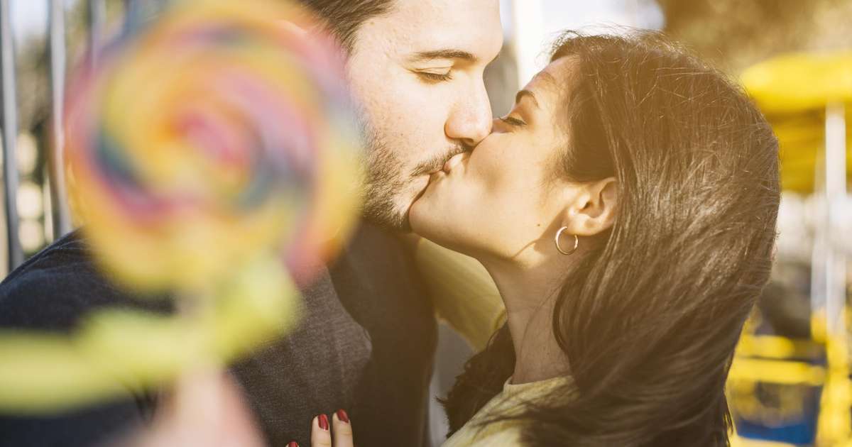 Carnaval e beijo na boca: o que você precisa saber sobre os riscos à saúde