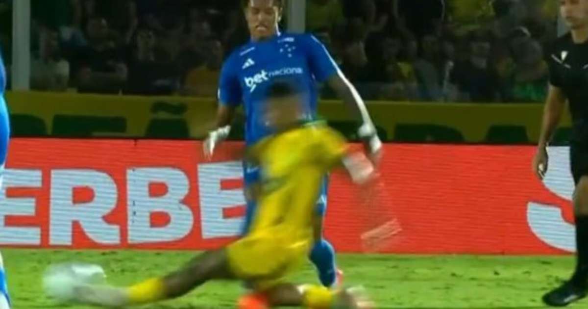 Áudio do VAR revela preocupação após lance de Kenji: Quebrou a perna do jogador