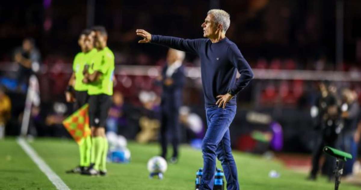 VP do Grêmio Reconhece Pressão sobre Luis Castro e Justifica Instabilidade como Aceitável