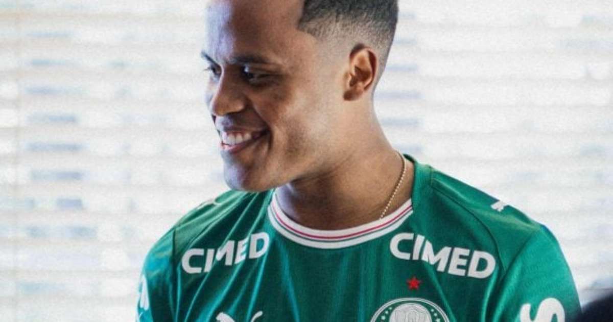 Arias chega ao Brasil e veste a camisa do Palmeiras no aeroporto
