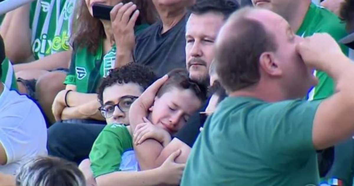 Conflito entre Torcedores do Juventude e Família por Uso de Camisa do Grêmio Gera Polêmica nas Redes