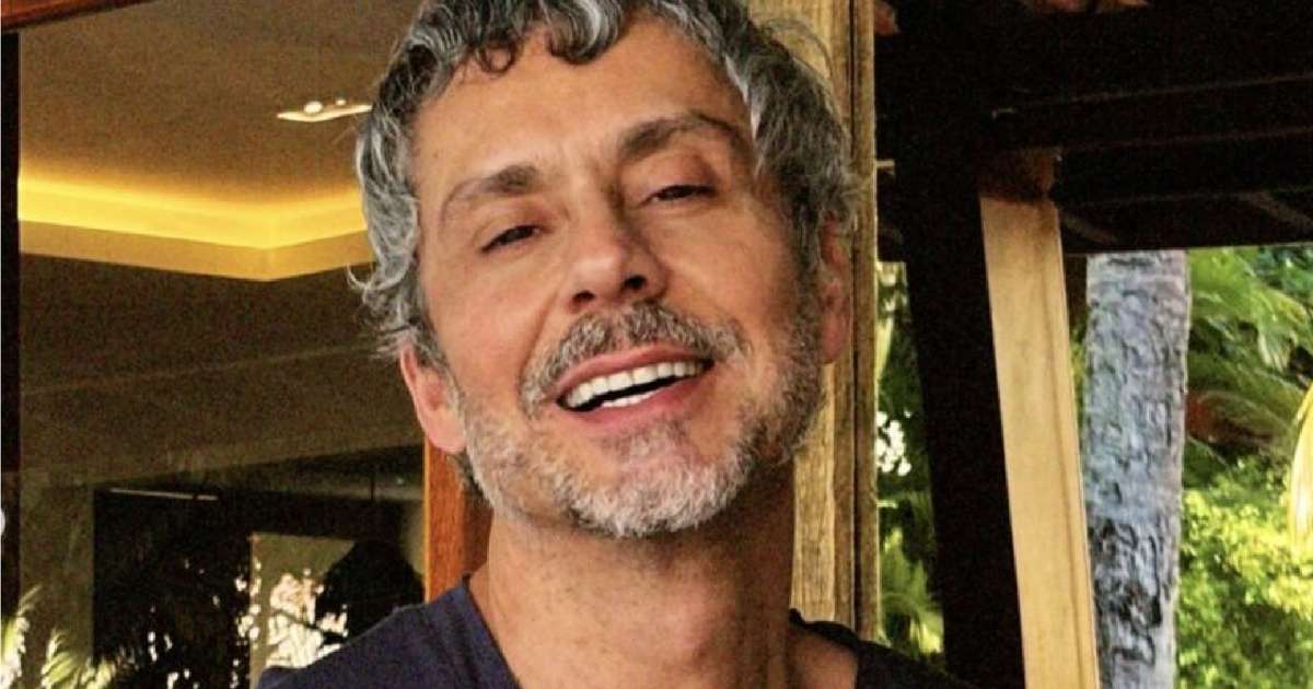 Disfarçado? Alexandre Neto usa look misterioso e 'camuflado' em shopping