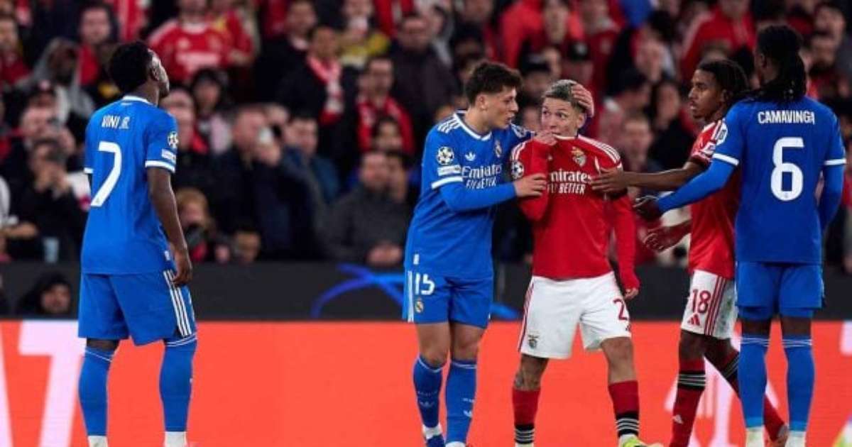 Torcida do Real Madrid prepara mosaico em apoio a Vini Jr