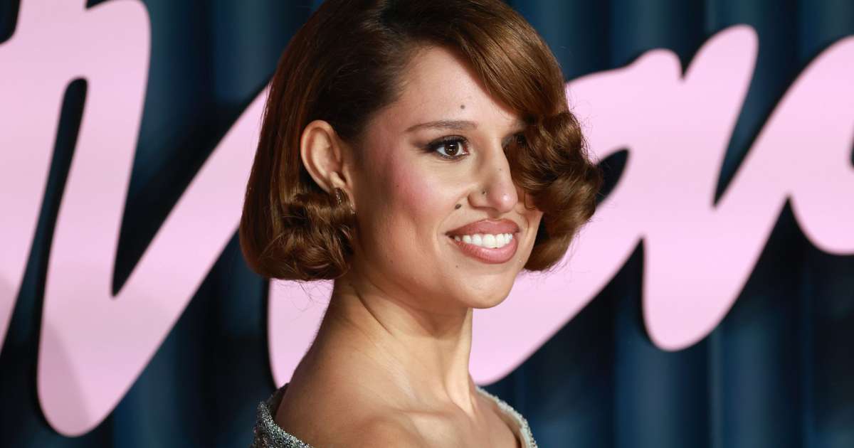 Raye Hunger Raye reflete sobre desgosto amoroso no single emotivo 'Nightingale Lane'