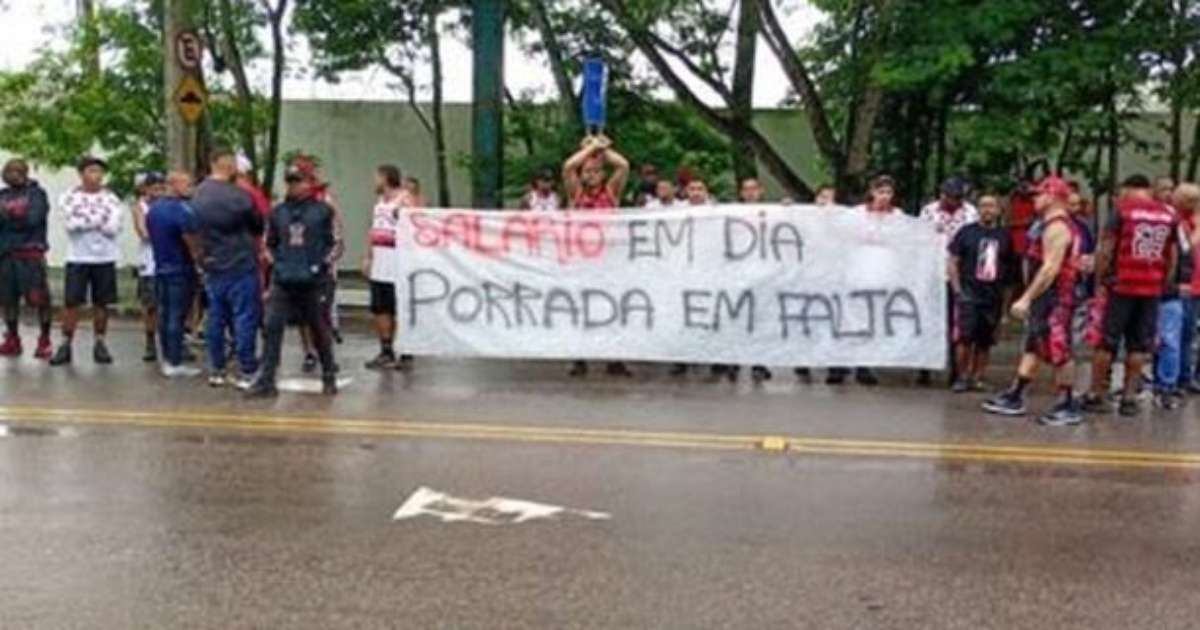 Torcida do Flamengo se manifesta em retorno dos jogadores ao Ninho do Urubu