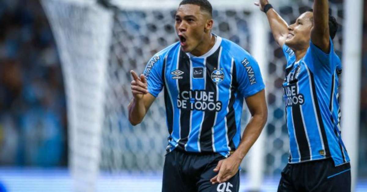 Carlos Vinícius se destaca e celebra domínio do Grêmio em vitória convincente