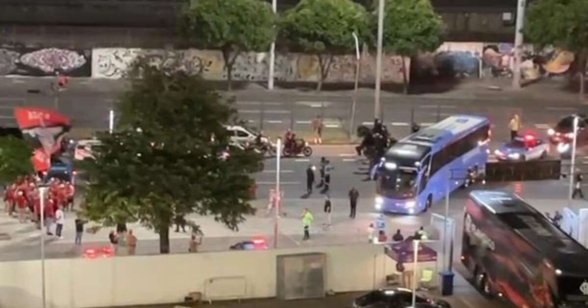 Torcida do Flamengo Expressa Descontentamento em Protesto na Chegada ao Maracanã