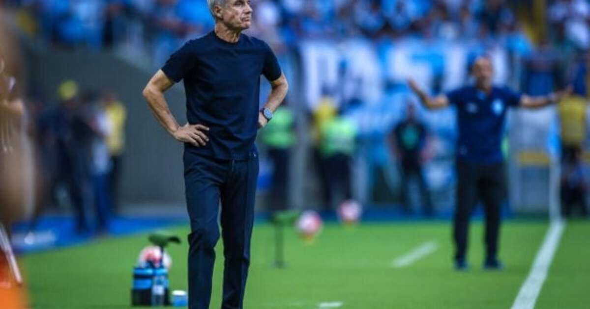 Luís Castro Elogia Defesa do Grêmio Enquanto Temor Aumenta por Interesse do Mercado