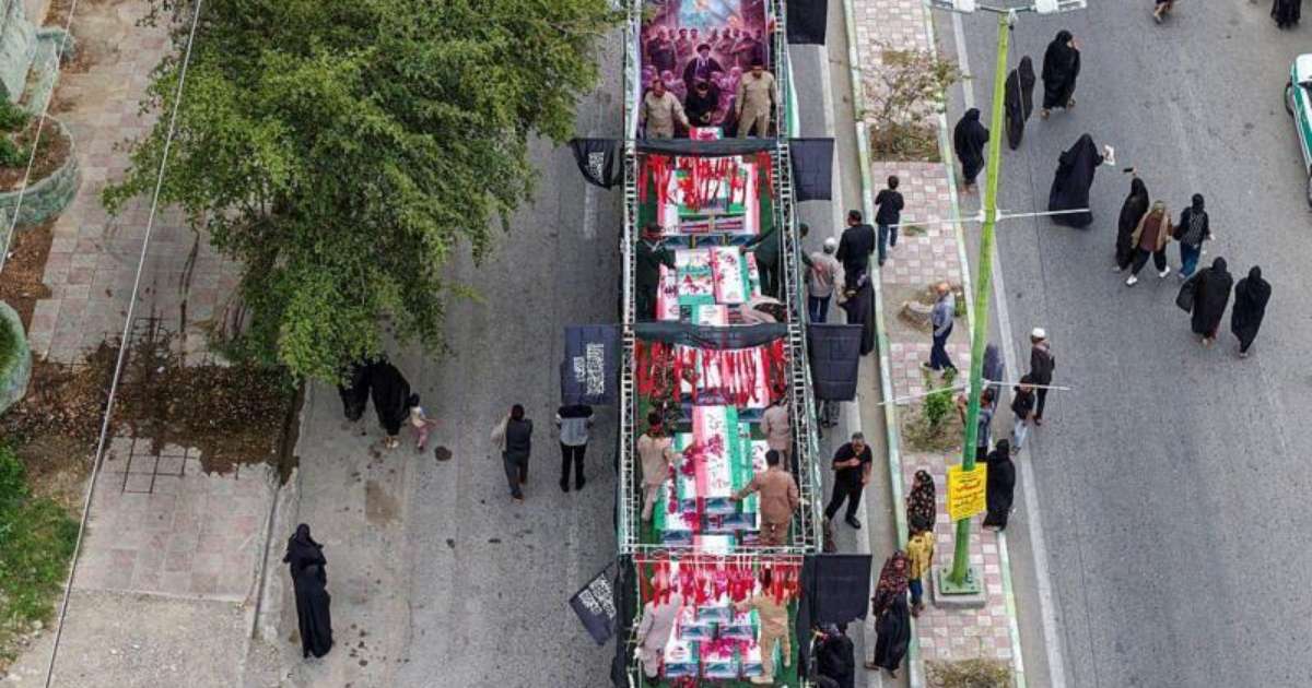 Irã: as imagens do funeral de estudantes e funcionários mortos em escola