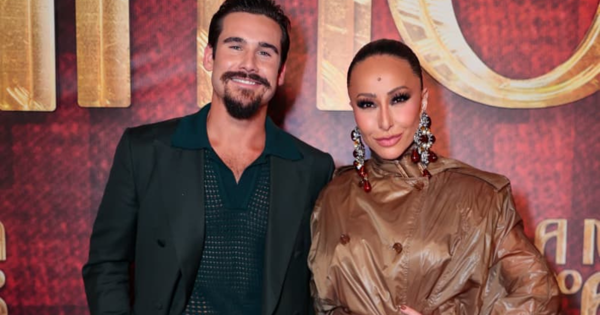 A Nobreza do Amor: Sabrina Sato com look de R$ 26 mil e Duda de babado