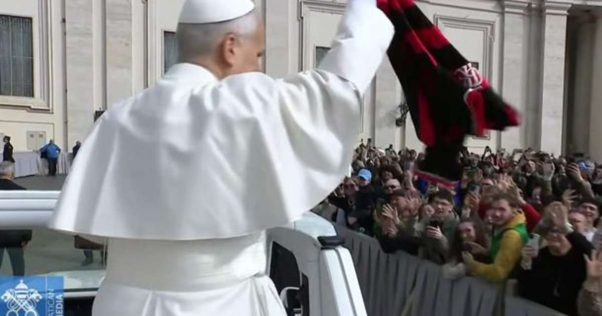 Papa Leão XIV chama atenção ao usar camisa do Flamengo durante audiência no Vaticano