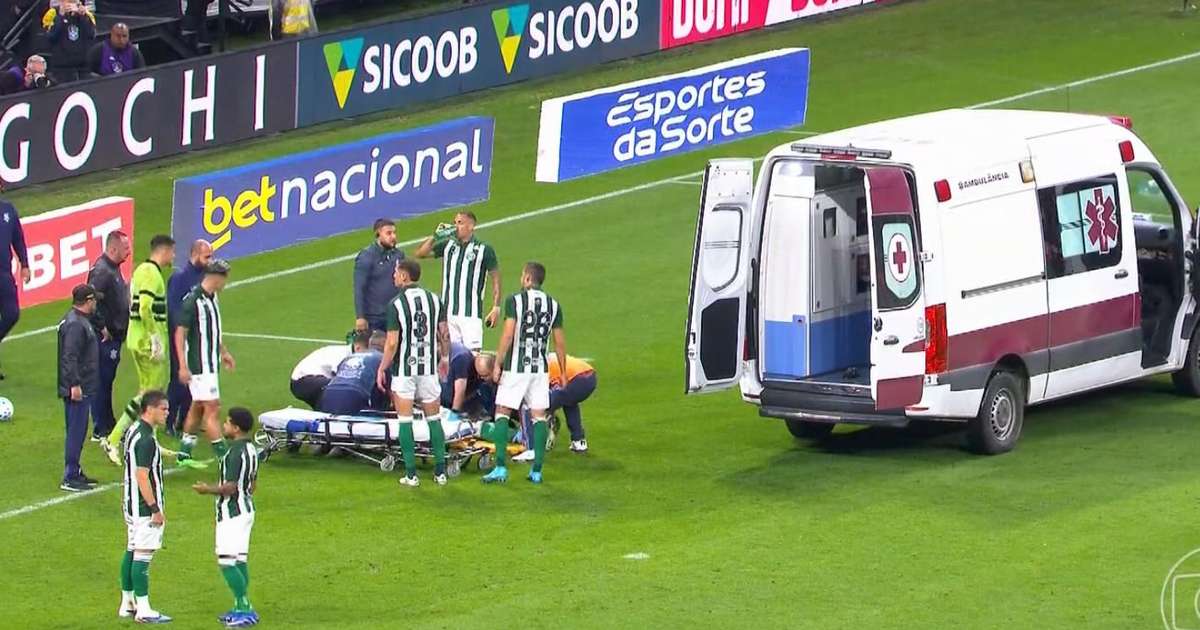 Jacy, do Coritiba, deixa gramado de ambulância após bolada