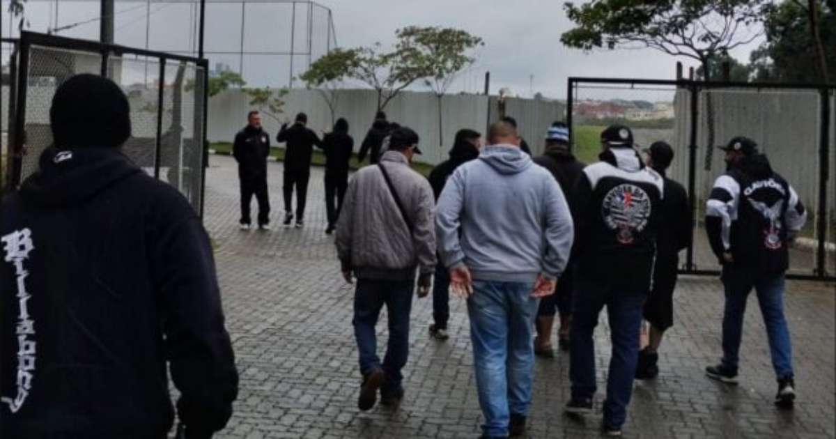 Torcedores pressionam elenco do Corinthians no CT após desempenho insatisfatório