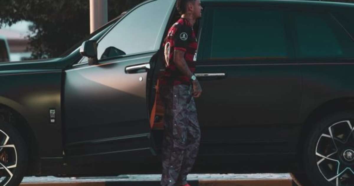 Atacante do Al Duhail provoca torcedores rubro-negros com postagem enigmática de camisa do Flamengo