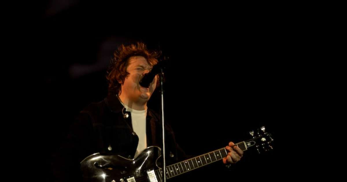 Lollapallooza: Lewis Capaldi é acolhido por fãs de Chappell Roan, que cantaram em coro seus hits 