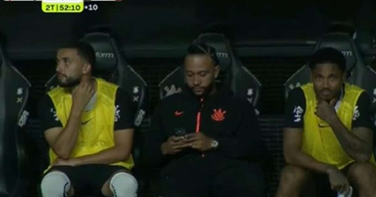 Memphis Depay Justifica Uso de Celular Durante Empate Tático entre Corinthians e Flamengo