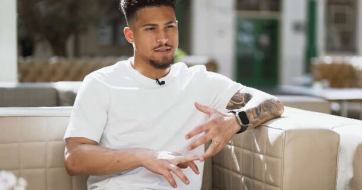 João Gomes Responde Críticas com Ironia: Gênios do Século XXI na Leitura do Futebol