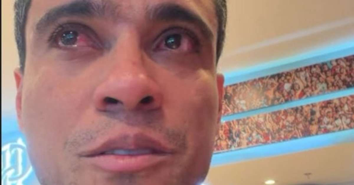 Wendell Lira, vencedor do Púskas, celebra momento emotivo ao presentear filho com camisa do Flamengo