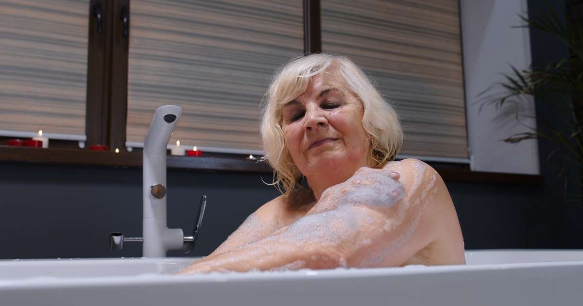 Médico revela quantidade ideal de banhos por semana para quem tem mais 60 anos e faz um alerta