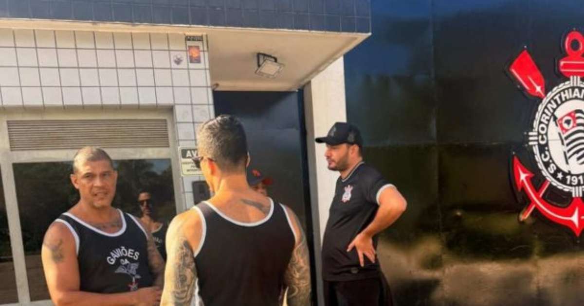 Torcedores do Corinthians se manifestam em frente ao CT após mais um revés no campeonato