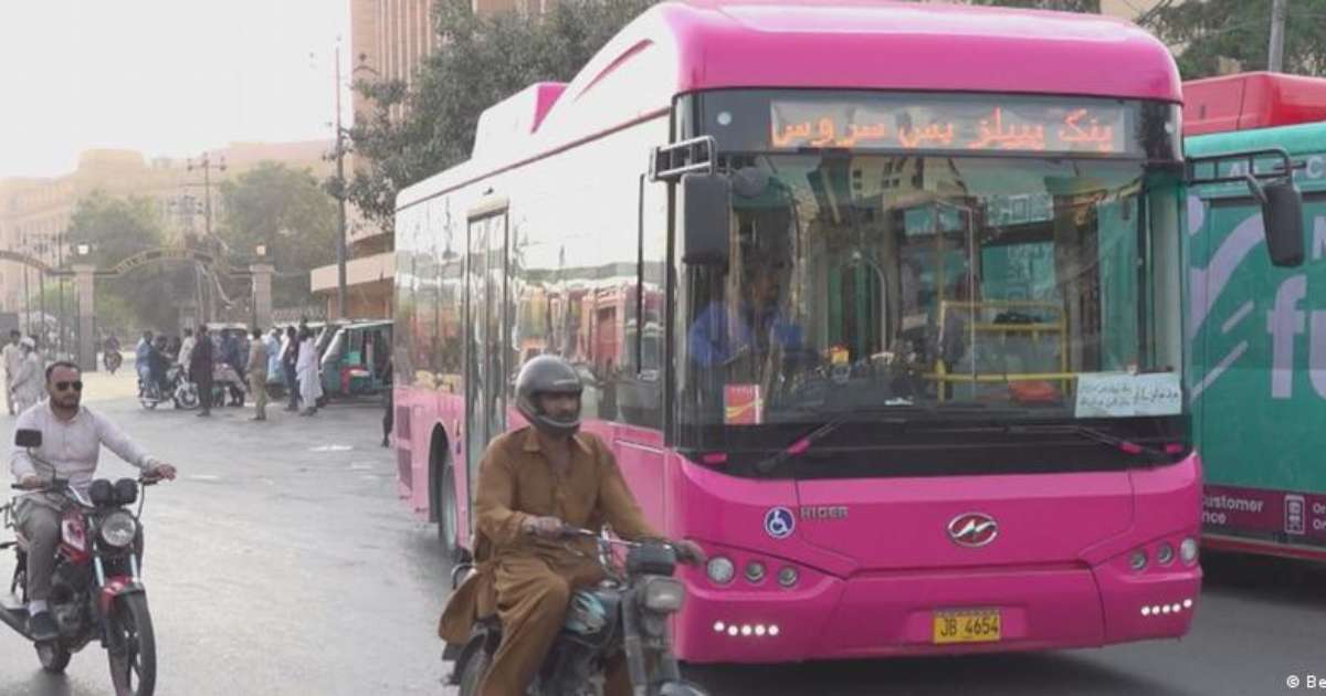 Paquistão anuncia tarifa zero no transporte público para conter alta de combustíveis