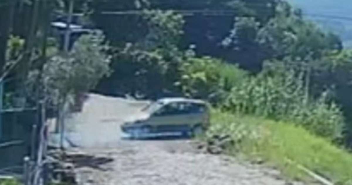 Mulher morre após carro despencar de barranco durante manobra em Encantado