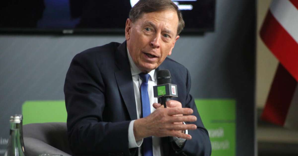 Ex-chefe da CIA visita Ucrânia sob intensos ataques russos e elogia 'expertise' do Exército do país