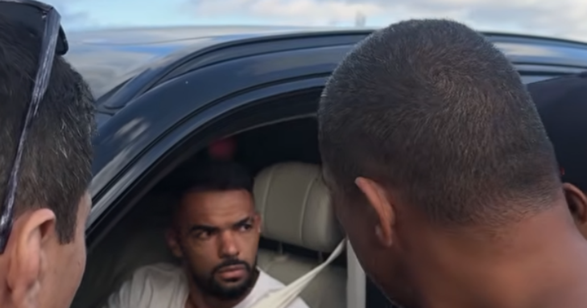 Torcedores protestam contra jogadores do Corinthians na saída do CT