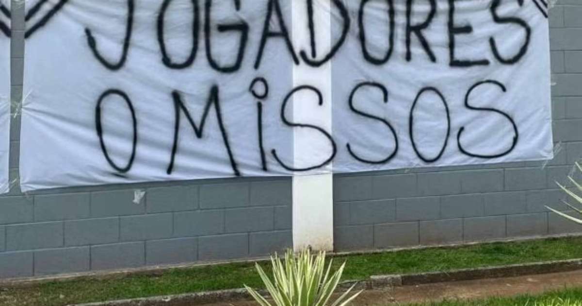 Torcida do Corinthians Realiza Protesto e Cobra Postura do Elenco: 