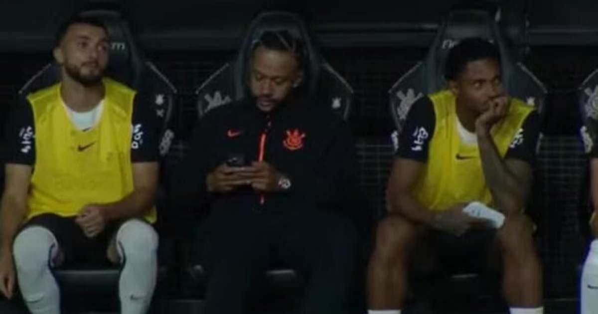 Memphis Depay é julgado pelo STJD e recebe advertência por mexer no celular em jogo contra o Flamengo