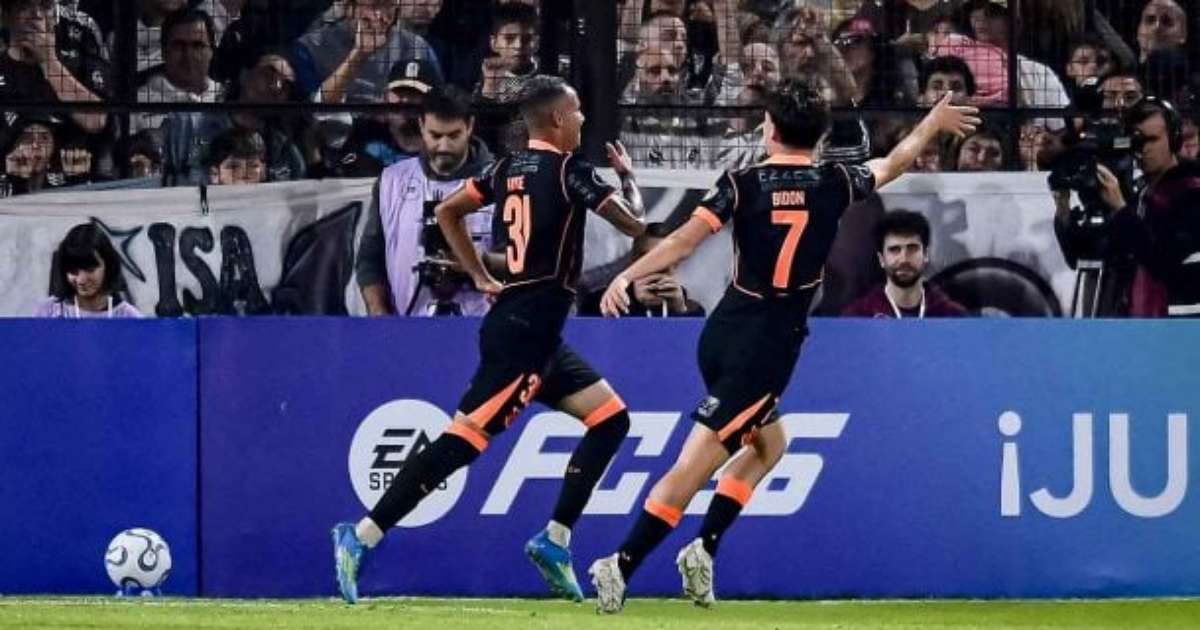 Corinthians abre campanha na Libertadores com vitória sobre Platense na estreia de Diniz