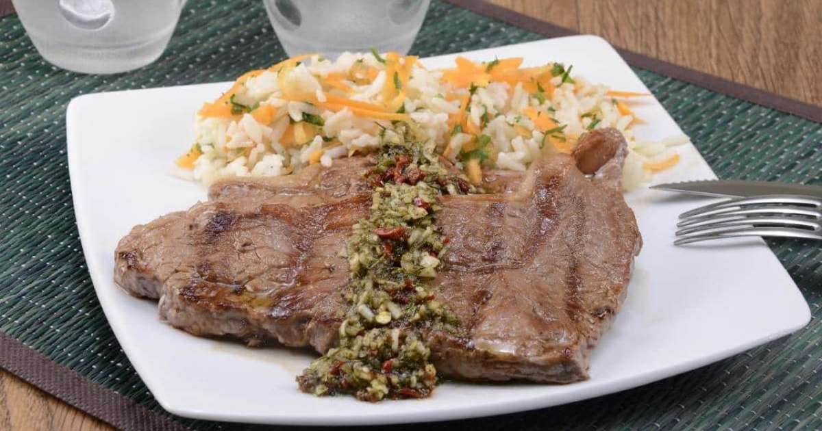 Chimichurri caseiro: o passo a passo para um tempero irresistível