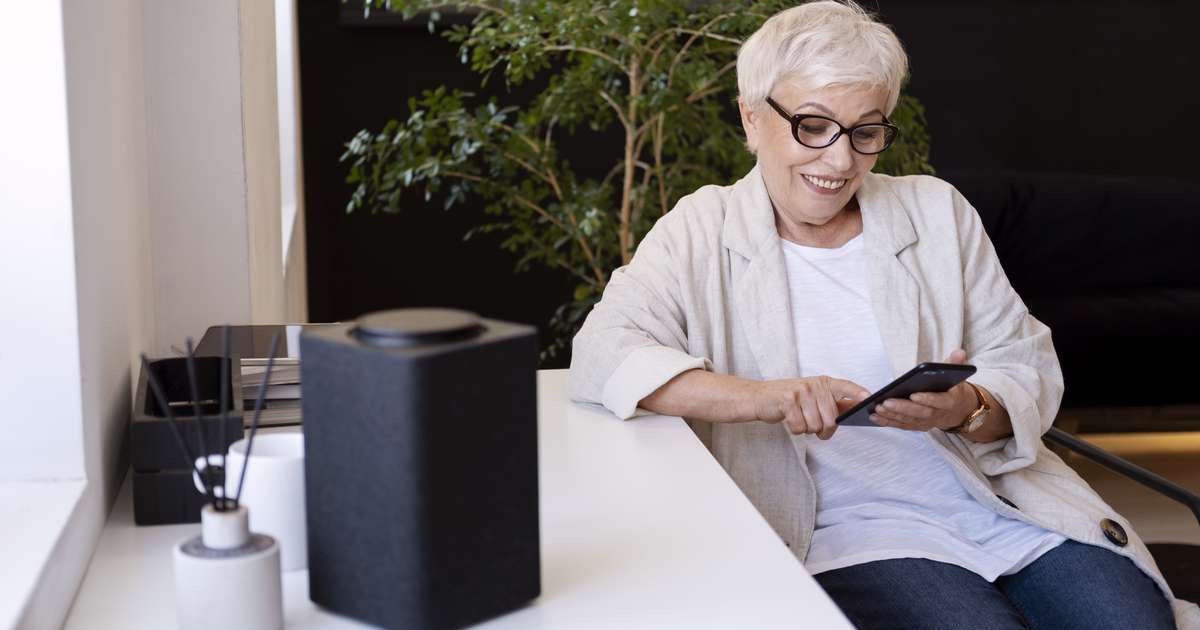Monitoramento em casa ganha espaço na segurança de idosos que vivem sozinhos