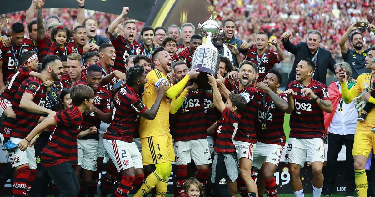 Ídolo do Flamengo Recebe Homenagem Emocionante de Ex-companheiros e Técnico Campeão da Libertadores